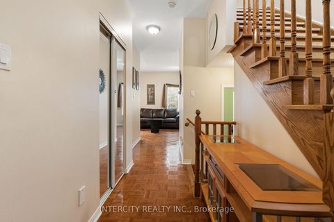 Photo 4 at 17 - 15 Pottery Place, East Woodbridge, Vaughan