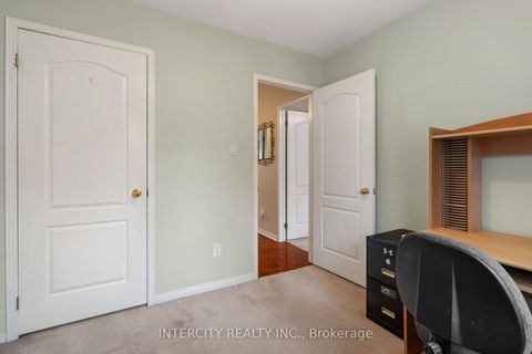 Photo 24 at 17 - 15 Pottery Place, East Woodbridge, Vaughan