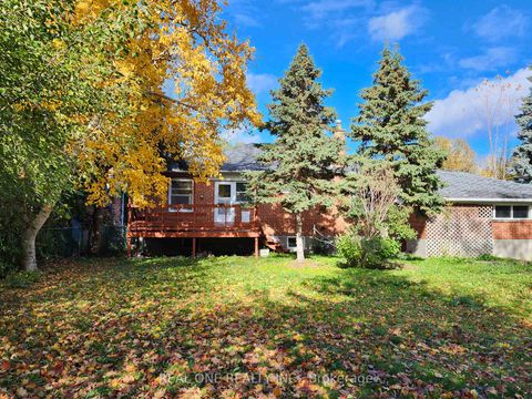 Photo 2 at 33 Urbandale Avenue, Newtonbrook East, Toronto