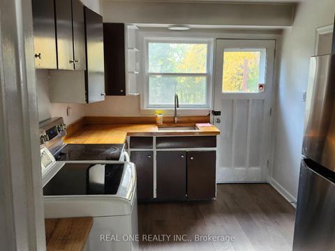 Photo 3 at 33 Urbandale Avenue, Newtonbrook East, Toronto
