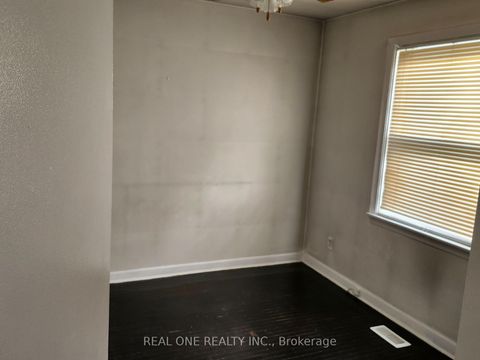 Photo 6 at 33 Urbandale Avenue, Newtonbrook East, Toronto