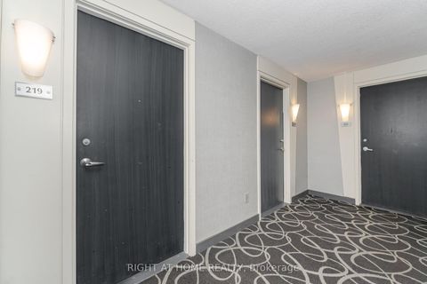 Photo 4 at 219 - 600 Queens Quay, Waterfront Communities C1, Toronto