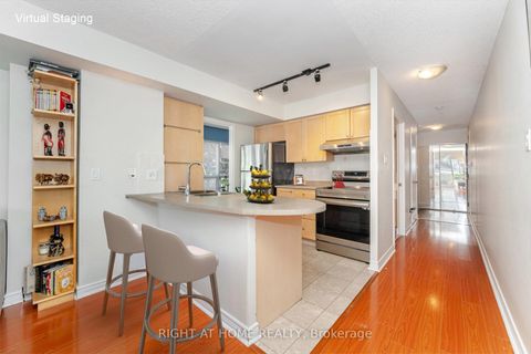 Photo 14 at 219 - 600 Queens Quay, Waterfront Communities C1, Toronto