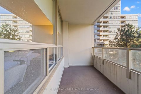 Photo 26 at 304 - 11 Townsgate Drive, Yorkhill, Vaughan