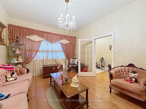 Photo 7 at 81 Argyle Street, Bellwoods, Toronto