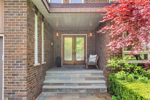 Photo 2 at 19 Holita Road, Newtonbrook West, Toronto