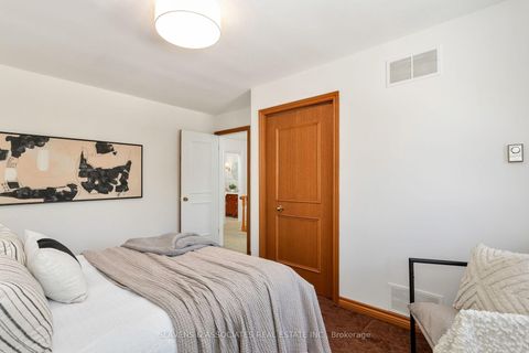 Photo 30 at 19 Holita Road, Newtonbrook West, Toronto