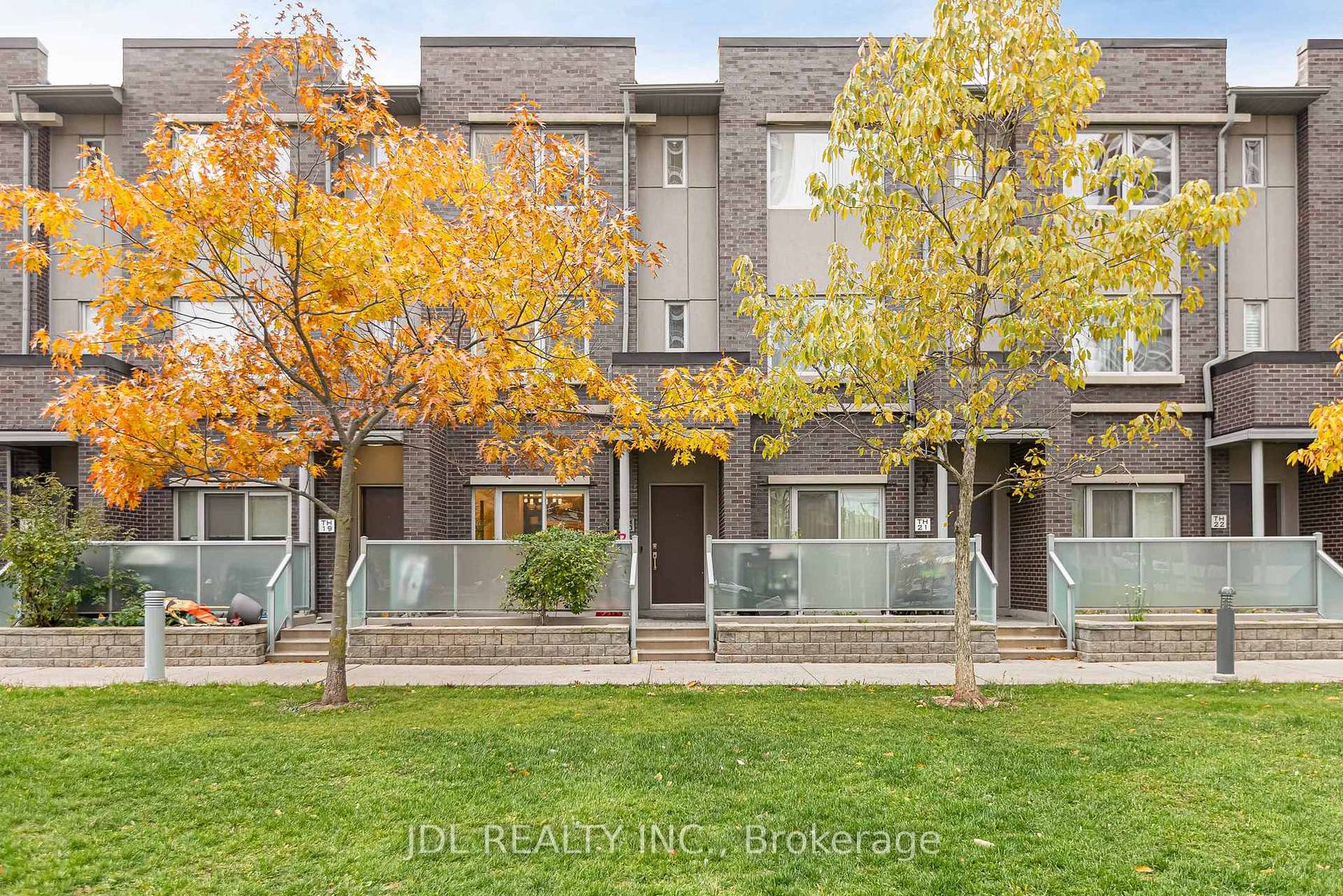 20 - 290 Village Green Square, Malvern West, Toronto 