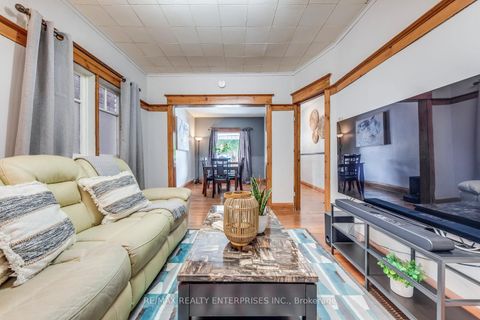 Photo 6 at 370 Coxwell Avenue, Coxwell, Toronto