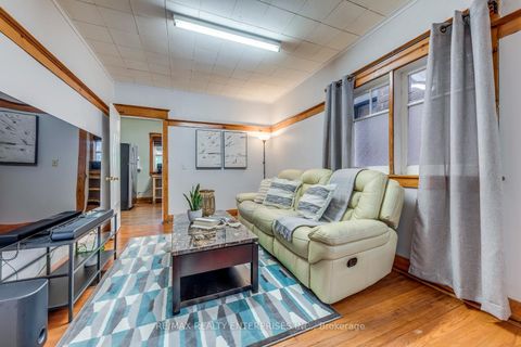 Photo 8 at 370 Coxwell Avenue, Coxwell, Toronto