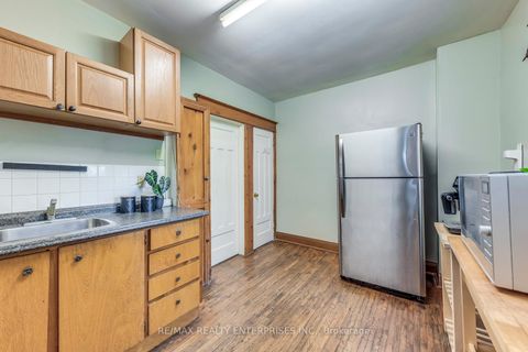 Photo 11 at 370 Coxwell Avenue, Coxwell, Toronto