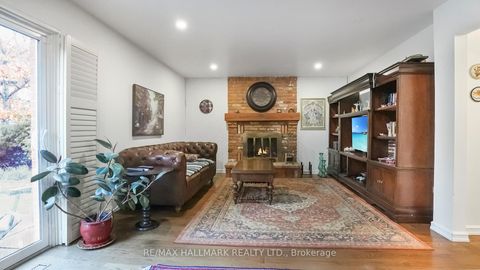 Photo 4 at 22 Avondale Crescent, Aurora Village, Aurora