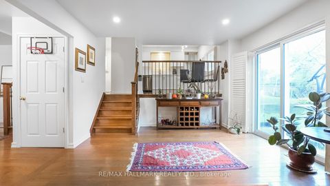 Photo 7 at 22 Avondale Crescent, Aurora Village, Aurora