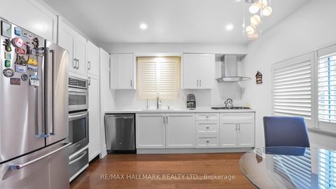 Photo 10 at 22 Avondale Crescent, Aurora Village, Aurora