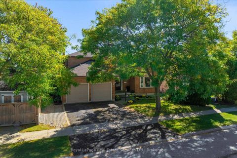 Photo 1 at 2938 Mulberry Drive, CV Clearview, Oakville