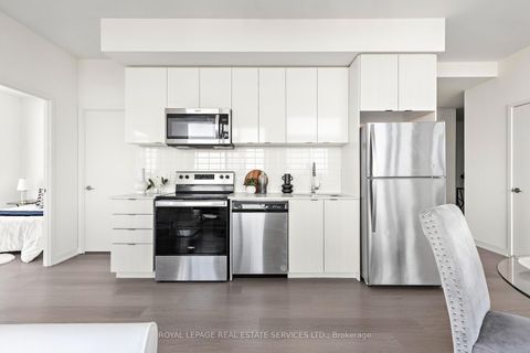 Photo 15 at 820 - 859 The Queensway, Queensway, Toronto