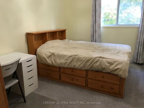 Photo 11 at 38 Henderson Drive, Aurora Highlands, Aurora