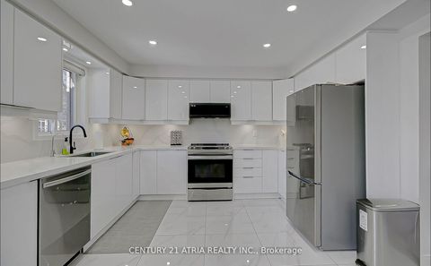 Photo 7 at 220 Olde Bayview Avenue, Oak Ridges Lake Wilcox, Richmond Hill