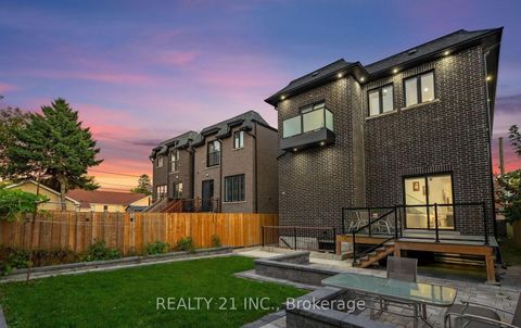 Photo 2 at 36 Craiglee Drive, Cliffside, Toronto