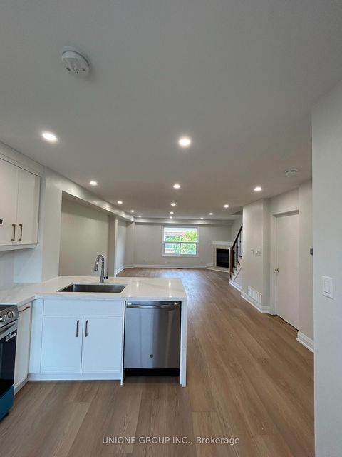 Photo 5 at 7 - 1570 Reeves Gate, GA Glen Abbey, Oakville