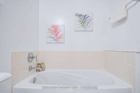 Photo 36 at 805 - 832 Bay Street, Bay Street Corridor, Toronto