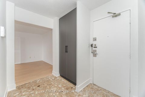 Photo 5 at 301 - 5 Shady Golfway, Flemingdon Park, Toronto