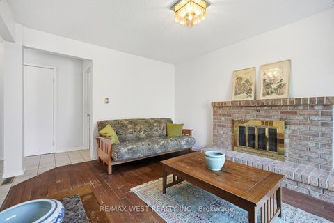 Photo 7 at 12 Lippincott Court, North Richvale, Richmond Hill