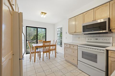 Photo 14 at 12 Lippincott Court, North Richvale, Richmond Hill