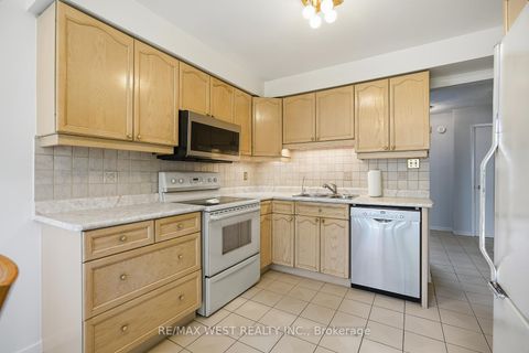 Photo 15 at 12 Lippincott Court, North Richvale, Richmond Hill