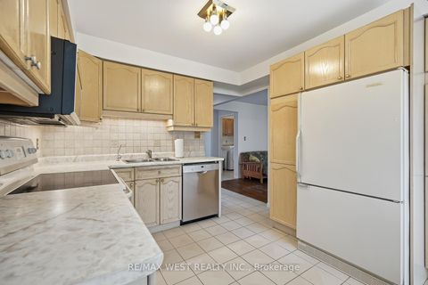 Photo 16 at 12 Lippincott Court, North Richvale, Richmond Hill