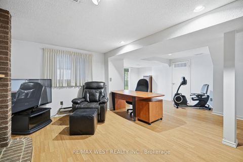 Photo 32 at 12 Lippincott Court, North Richvale, Richmond Hill