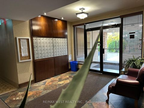 Photo 2 at 205 - 2550 Bathurst Street, Forest Hill North, Toronto