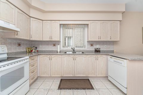 Photo 11 at 101 Cachet Hill Crescent, Sonoma Heights, Vaughan