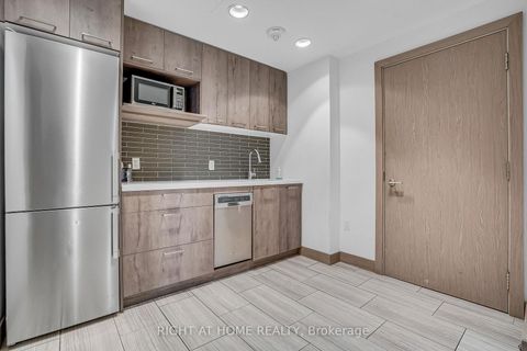 Photo 39 at 810 - 4800 Highway 7, East Woodbridge, Vaughan