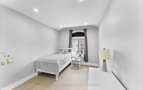 Photo 12 at 32 - 32 Viewcrest Circle, Clairville, Toronto