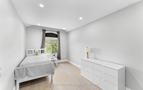 Photo 13 at 32 - 32 Viewcrest Circle, Clairville, Toronto