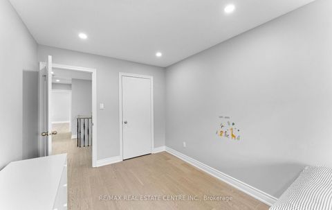 Photo 14 at 32 - 32 Viewcrest Circle, Clairville, Toronto