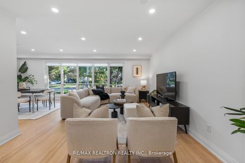 Photo 2 at 11 Artreeva Drive, Bathurst Manor, Toronto