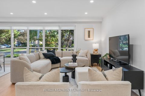 Photo 3 at 11 Artreeva Drive, Bathurst Manor, Toronto