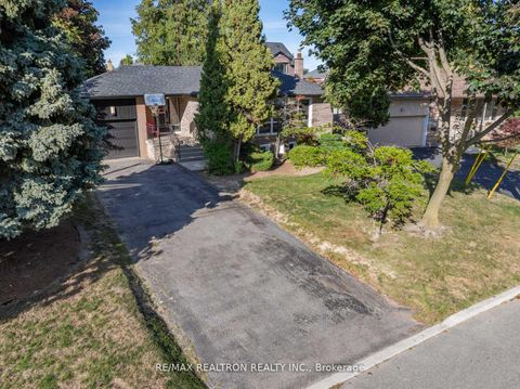 Photo 11 at 11 Artreeva Drive, Bathurst Manor, Toronto