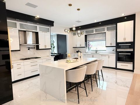 Photo 2 at 52 grantbrook Street, Newtonbrook West, Toronto