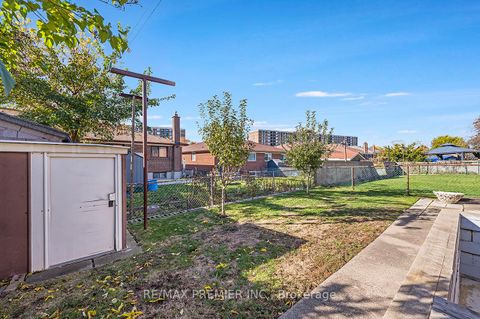 Photo 2 at 20 Grenadine Court, Humber Summit, Toronto