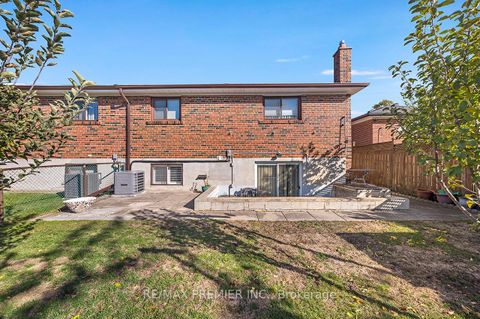 Photo 3 at 20 Grenadine Court, Humber Summit, Toronto