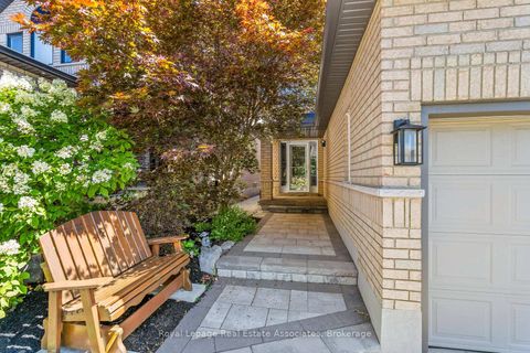 Photo 1 at 27 Royal Ridge Crescent, Maple, Vaughan