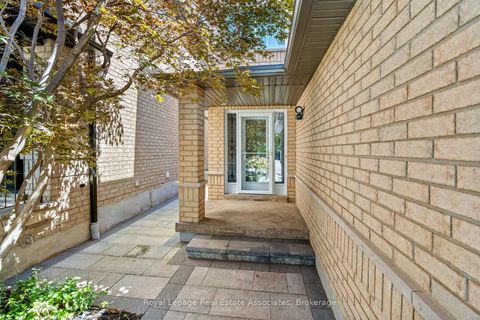 Photo 2 at 27 Royal Ridge Crescent, Maple, Vaughan