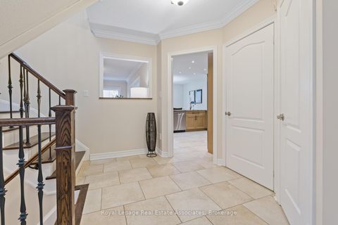 Photo 4 at 27 Royal Ridge Crescent, Maple, Vaughan