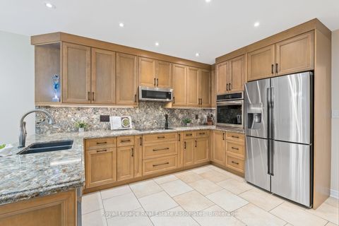 Photo 7 at 27 Royal Ridge Crescent, Maple, Vaughan