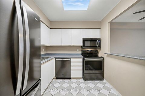 Photo 9 at 208 - 91 Townsgate Drive, Yorkhill, Vaughan