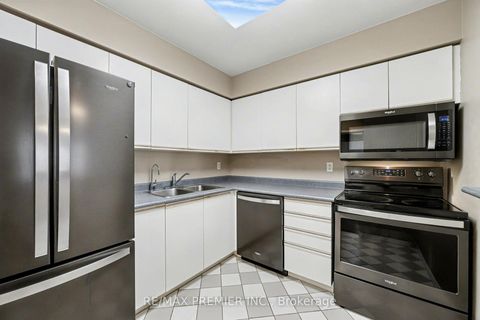 Photo 10 at 208 - 91 Townsgate Drive, Yorkhill, Vaughan