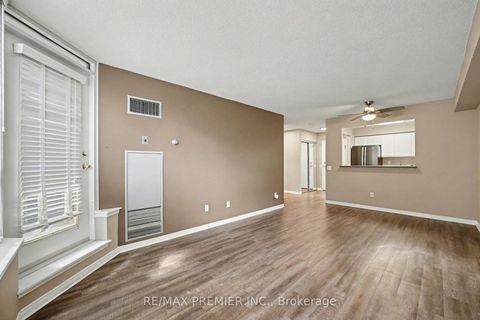 Photo 14 at 208 - 91 Townsgate Drive, Yorkhill, Vaughan
